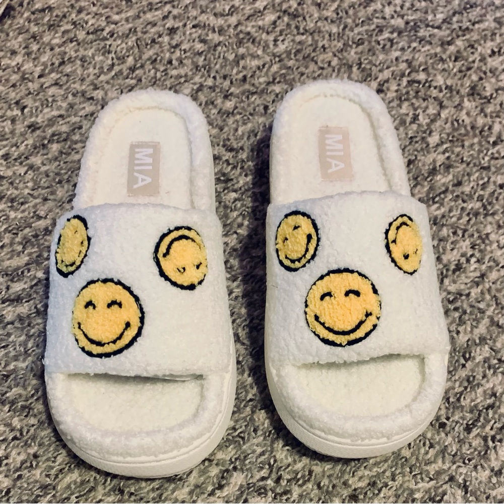 🙂 MIA White Slippers with Smiley Faces New in Box 🙂